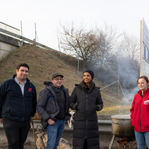Depuis 2010, année où elle a commencé à présenter le programme, l'animatrice de 55 ans veille ainsi de près à ses protégés.
Karine Le Marchand soutient les agriculteurs sur le barrage de l'Autoroute A4 à hauteur de Jossigny en Seine et Marne le 29 Janvier 2024.