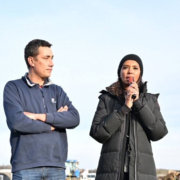 Comme elle l'avait annoncé la semaine dernière, l'animatrice de l'émission "L'amour est dans le pré", Karine Le Marchand, a amené près de 200 croissants aux agriculteurs sur un barrage sur l'autoroute A4 aux portes de Paris, pour leur affirmer son soutien. Le 29 janvier 2024 © Pierre Perusseau - Jeremy Melloul / Bestimage