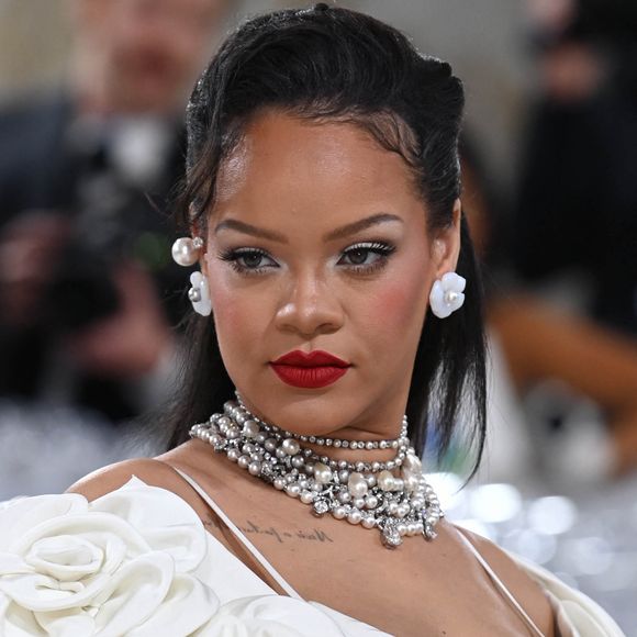 Et elle n'avait pas tort car lorsqu'elle l'a revu en discothèque à Los Angeles, ils sont passés à la vitesse supérieure ! Et ce en dépit de Rihanna, qui était la compagne de l'artiste à cette période
Rihanna - Soirée du "MET Gala 2023" hommage au grand couturier Karl Lagerfeld au Metropolitan Museum of Art de New York.