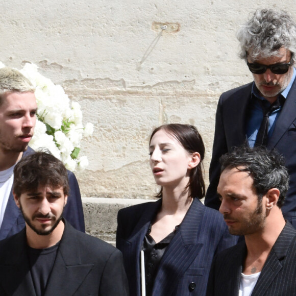 Lou Doillon, Charlotte Gainsbourg, Marlowe (fils de Lou Doillon), Ben Attal, Alice Attal, Roman de Kermadec (fils de Kate Barry) - Sorties des obsèques de Jane Birkin en l'église Saint-Roch à Paris. Le 24 juillet 2023 © Jacovides-KD Niko / Bestimage 