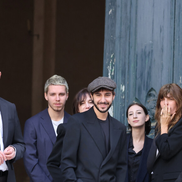 Marlowe (fils de Lou Doillon), Ben Attal, Charlotte Gainsbourg, Alice Attal, Lou Doillon, Roman de Kermadec (fils de Kate Barry) - Arrivées des célébrités aux obsèques de Jane Birkin en l'église Saint-Roch à Paris. Le 24 juillet 2023 © Jacovides-KD Niko / Bestimage 