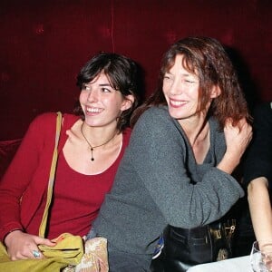 Près de 7 mois après la disparition brutale de Jane Birkin, force est de constater que le manque est toujours bien présent 
Jane Birkin avec ses filles Lou Doillon et Charlotte Gainsbourg à l'avant-première du film "La Bûche" le 22 novembre 1999