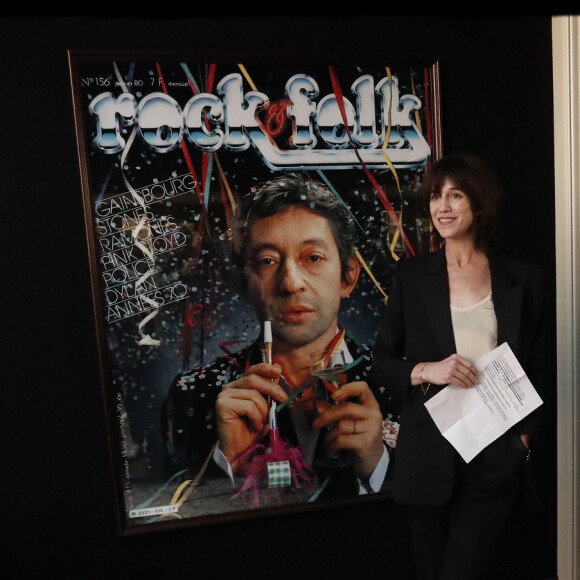 Charlotte Gainsbourg lors de l'inauguration de la Maison Gainsbourg, rue de Verneuil à Paris le 14 septembre 2023. La maison ouvrira ses portes au public à partir du 20 septembre 2023. Le légendaire intérieur de Serge Gainsbourg au 5 bis rue de Verneuil, est accompagné en face, au numéro 14, d'un musée, d'une librairie-boutique et du Gainsbarre : café en journée et piano-bar de nuit. Ensemble ils forment la Maison Gainsbourg, première institution culturelle dédiée à la transmission de l'oeuvre et de l'histoire de Serge Gainsbourg. © Alain Guizard / Bestimage 