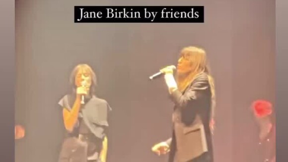 Les deux soeurs se sont illustrés sur le morceau "Quoi", non sans émotion
Aperçu du concert en hommage à Jane Birkin à l'Olympia le samedi 3 février 2024 en présence de ses filles Charlotte Gainsbourg et Lou Doillon