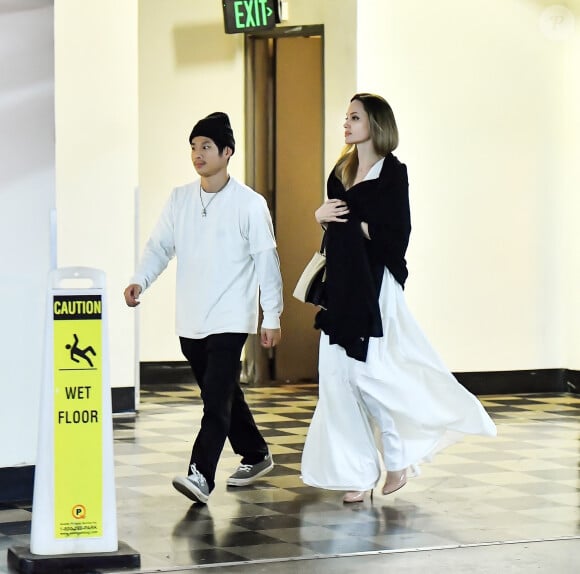 Angelina Jolie et Brad Pitt ont demandé officiellement le divorce en 2016 et depuis, c'est une guerre sans fin.
Angelina Jolie et son fils Pax Thien quittent le restaurant Sushi Park à West Hollywood.