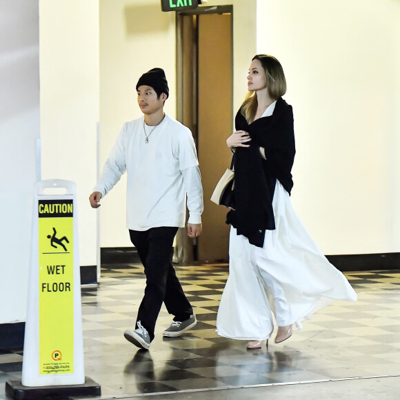 Angelina Jolie et Brad Pitt ont demandé officiellement le divorce en 2016 et depuis, c'est une guerre sans fin.
Angelina Jolie et son fils Pax Thien quittent le restaurant Sushi Park à West Hollywood.