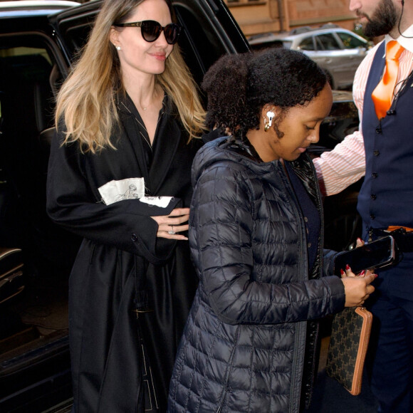 Résultat des courses, le 5 février 2024, la justice a tranché. La cour d'appel de Nîmes a "annulé une procédure visant à remettre en cause la gestion et la gouvernance du domaine".
Angelina Jolie et sa fille Zahara à New York.