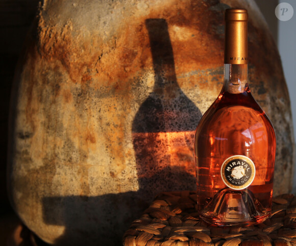 Cuvée spéciale en édition limitée à 600 bouteilles du vin rosé Miraval 2013 "Mis en bouteille par Jolie-Pitt & Perrin" 