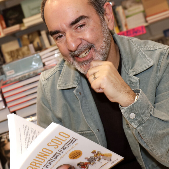 Exclusif - Bruno Solo - Dédicace du livre de Bruno Solo "Les Visiteurs d'histoire" aux éditions du Rocher dans la librairie de G. Collard "La Griffe Noire" à Saint-Maur-des-Fossés le 4 décembre 2021. 