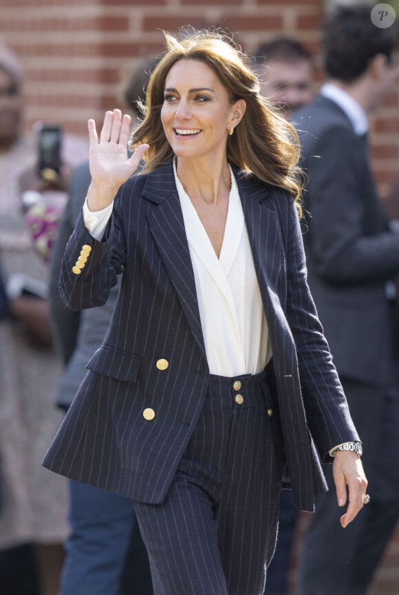 Depuis qu'elle est malade, Kate Middleton ne peut plus assurer ses tâches ménagères.
Le prince William, prince de Galles, et Catherine (Kate) Middleton, princesse de Galles, en visite au pavillon Grange à Cardiff.