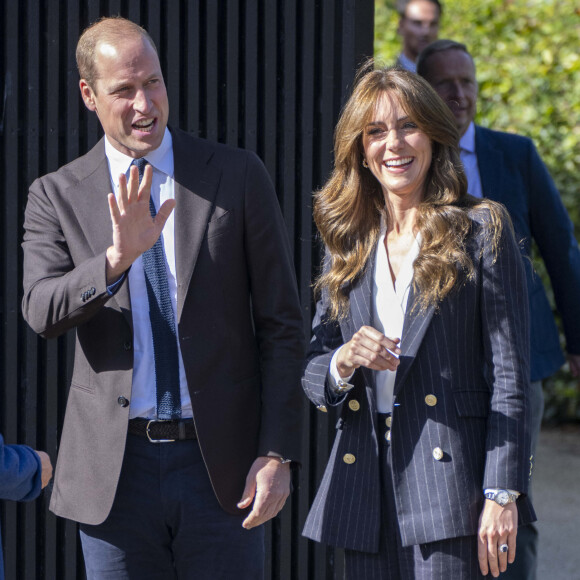 Heureusement, le prince William est là pour assurer à sa place.
Le prince William, prince de Galles, et Catherine (Kate) Middleton, princesse de Galles, en visite au pavillon Grange à Cardiff, le 3 octobre 2023. 