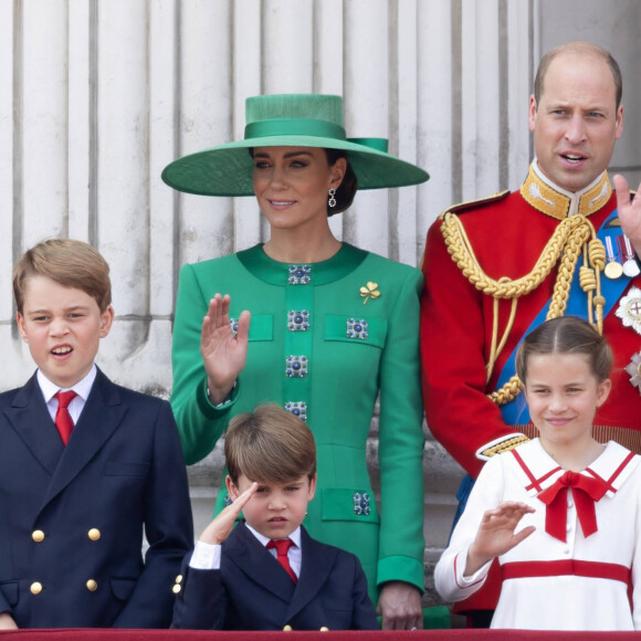 Heureusement, les trois enfants doivent aider leurs parents...
Le prince George, le prince Louis, la princesse Charlotte, Kate Catherine Middleton, princesse de Galles, le prince William de Galles - La famille royale d'Angleterre sur le balcon du palais de Buckingham lors du défilé "Trooping the Colour" à Londres. Le 17 juin 2023 