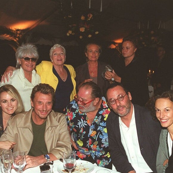 C'est là qu'elle a reçu tous ses amis, stars ou pas
Johnny Hallyday, Laeticia Hallyday, Carlos, Jean Reno, Nathalie, Catherine Lara, Muriel Robin et Veronique - 72e anniversaire de Line Renaud à La Jonchère