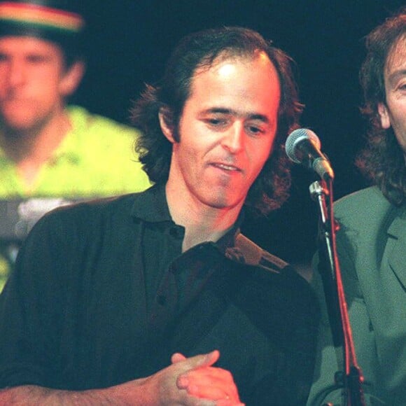 Le chanteur de 72 ans n'a jamais vraiment arrêté de travailler, certes.
Jean-Jacques Goldman avec Michael Jones - Concert Les Enfants de la Terre