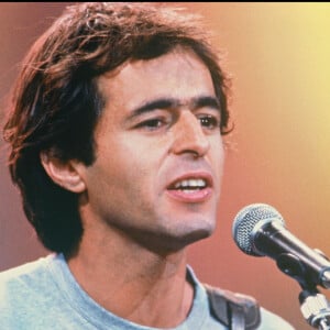 S'il joue encore avec les mots, Jean-Jacques Goldman ne s'approcherait plus d'un seul instrument de musique, comme l'a expliqué Vianney.
Jean-Jacques Goldman en 1987