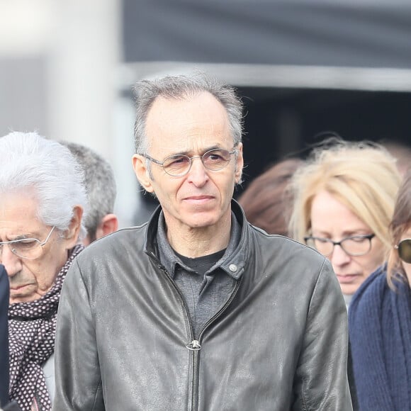 Difficile d'avoir des nouvelles de Jean-Jacques Goldman.
Muriel Bailleul, Philippe Gildas, sa femme Maryse et Jean-Jacques Goldman lors des obsèques de Véronique Colucci au cimetière communal de Montrouge.