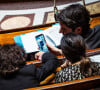 Il a été vu regardant la photo d'un chien à l'Assemble nationale
Gabriel Attal regardant une photo de son chien Volta à l'Assemblée nationale
