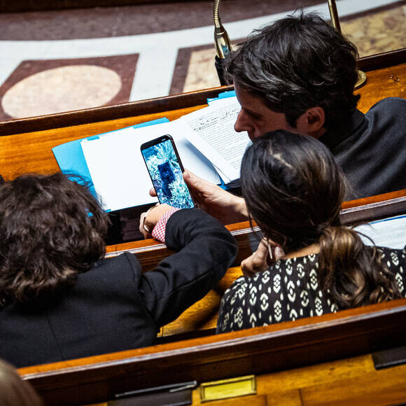 Il a été vu regardant la photo d'un chien à l'Assemble nationale
Gabriel Attal regardant une photo de son chien Volta à l'Assemblée nationale