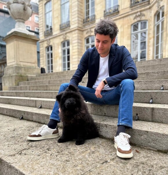 Gabriel Attal l'a présenté sur Instagram dimanche 11 février 2024.
Gabriel Attal présente officiellement sa chienne Volta sur Instagram le 11 février 2024.