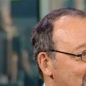 Laurent Delahousse a reçu l'acteur Jean Reno dans "20h30 le dimanche", sur France 2.