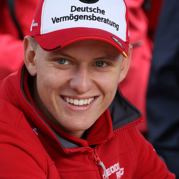Le fils de Michael Schumacher est en couple avec une jolie blonde
 
Mick Schumacher au paddock lors du grand prix de formule 3 de Nurburg le 10 septembre 2017.