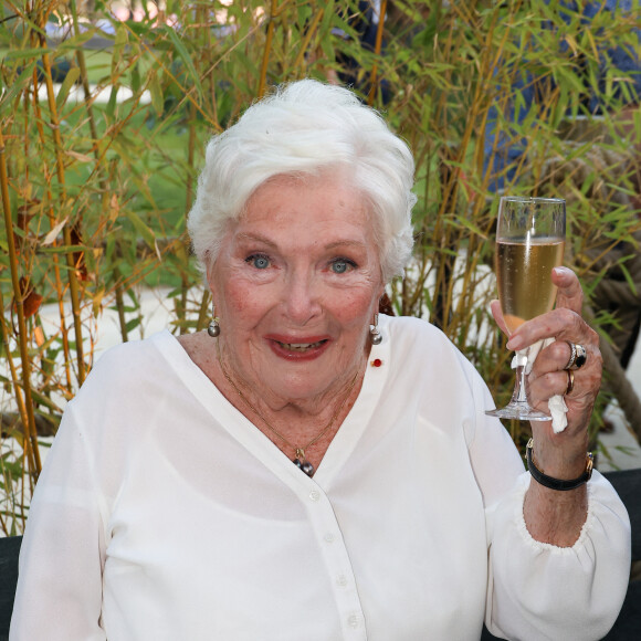 Une relation dont elle parle sans tabou dans son livre "Merci la vie !"
Line Renaud lors de l'inauguration du jardin des ambassadeurs Line Renaud à Paris le 2 octobre 2023. © Coadic Guirec / Bestimage