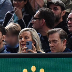Laurence Ferrari et son mari Renaud Capuçon - People dans les tribunes du Rolex Paris Bercy Masters 1000 remporté par Novak Djokovic contre Grigor Dimitrov , le 4 novembre 2023. © Veeren/Bestimage 