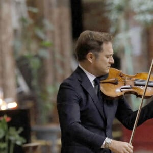 Exclusif - Le violoniste français Renaud Capuçon rend hommage à Nicholas Angelich lors de ses obsèques en l'Eglise Saint Roch à Paris, le 26 avril 2022. Nicholas Angelich est décédé le 18 avril 2022 à l'âge de 51 ans. 