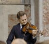 Et sa carrière ne s'est jamais si bien portée ! 
Exclusif - Le violoniste français Renaud Capuçon rend hommage à Nicholas Angelich lors de ses obsèques en l'Eglise Saint Roch à Paris, le 26 avril 2022. Nicholas Angelich est décédé le 18 avril 2022 à l'âge de 51 ans. 
