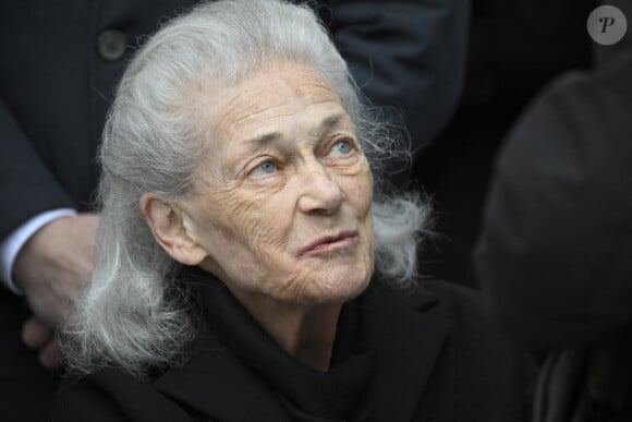 Mais le père d'Elisabeth Badinter n'a pas laissé faire. 
Elisabeth Badinter - Hommage national à l'ancien Ministre de la Justice Robert Badinter sur la Place Vendôme, le 14 février 2024. Robert Badinter est mort à 95 ans. © Eliot Blondet/Pool/Bestimage