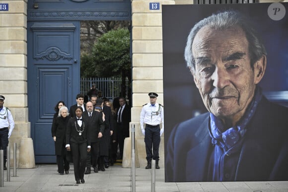 Elisabeth Badinter et sa famille - Hommage national à l'ancien Ministre de la Justice Robert Badinter sur la  Place Vendôme, le 14 février 2024. Robert Badinter est mort à 95 ans. © Eliot Blondet/Pool/Bestimage