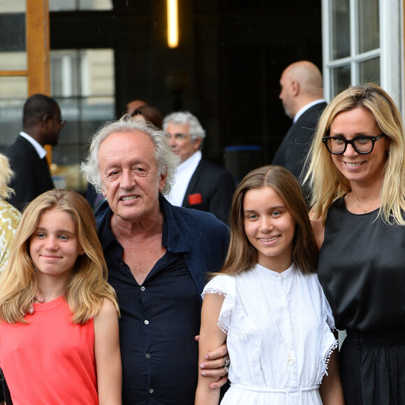 No Web - Didier Barbelivien, sa femme Laure et leurs filles Louise et Lola - Mariage de Claude Lelouch à la mairie du 18ème à Paris. Le 17 juin 2023  