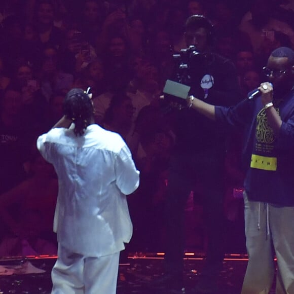 Gims, le grand frère de Dadju, a effectivement interrompu le spectacle, non pas pour interpréter un trio musical, mais pour offrir un cadeau... à Tayc.
Gims, Dadju et Tayc - Concert de Tayc et Dadju à l'Accor Arena Paris Bercy. Le 15 février 2024. Veeren/Bestimage