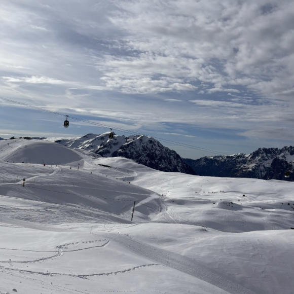  "Le plein d'énergie dans ma station préférée au monde" a-t-elle écrit en légende d'un cliché où l'on découvre la journaliste en parfaite snowboardeuse à l'Alpe d'Huez.
Jamel Debbouze et Melissa Theuriau en vacances
