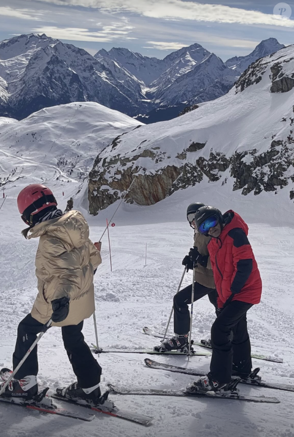 Sur d'autres clichés, on découvre l'humoriste en skis avec un énorme manteau rouge ainsi qu'un gros casque pour le protéger d'éventuelles chutes. 
Jamel Debbouze et Melissa Theuriau en vacances
