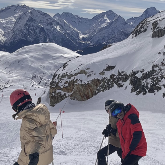 Sur d'autres clichés, on découvre l'humoriste en skis avec un énorme manteau rouge ainsi qu'un gros casque pour le protéger d'éventuelles chutes. 
Jamel Debbouze et Melissa Theuriau en vacances