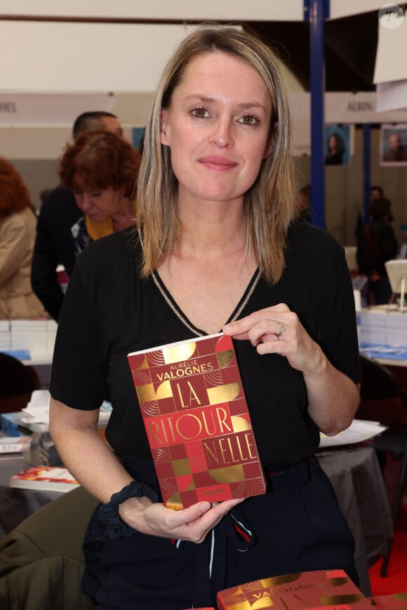 En pleine promotion de son nouvel ouvrage La Lignée, Aurélie Valognes est l'invitée de l'émission Un dimanche à la campagne
Aurélie Valognes - Personnalités à la 40ème Foire du Livre à la Halle George Brassens de Brive-la-Gaillarde. 