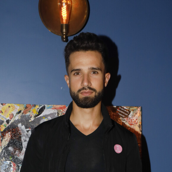 Exclusif - Nacer Bouhanni - Soirée de la 6ème édition du cocktail "A Claudine" au profit de l'association "RoseUp" au restaurant "Mon Paris!" à Paris. Le 14 octobre 2019 © Christophe Clovis / Bestimage Depuis 6 ans, Esther Marion-Meyniel, fondatrice de l'agence Tess'Art Communication récolte des fonds afin d'aider à la lutte contre le cancer et pour le mieux-être des malades. En sa mémoire, elle a baptisé son action " A Claudine " en hommage à sa mère, décédée quand elle avait 20 ans. Pour cela, cette communicante réunie de nombreuses personnalités et s'entoure de personnes qui se battent pour la même cause afin de faire de cet événement du coeur un rendez-vous annuel fort qui puisse, chaque année, en clôture du mois Octobre Rose, apporter une aide significative à une association. C'est le restaurant MonParis!, qui recevait la nouvelle édition Octobre Rose avec les partenaires, René Furterer, Les bougies de Charroux, July Of St Barth, Valmont.. Cette année les profits sont reversés à l'association RoseUp l'association permet aux femmes confrontées à un cancer de poursuivre leur vie de femme, d'épouse, de mère et de professionnelle pendant et après les traitements mais aussi de se sentir moins seule face à la maladie en leur permettant d'appartenir à une communauté. Fabienne Carat, marraine de la soirée 