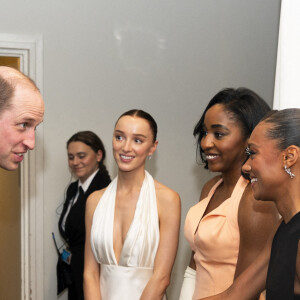 Le prince William avec Phoebe Dynevor, Ayo Edebiri, Mia McKenna Bruce et Sophie Wilde avec lors des BAFTA awards au Royal Albert Hall à Londres le 18 février 2024. © Jordan Pettitt/PA Wire/ABACAPRESS.COM