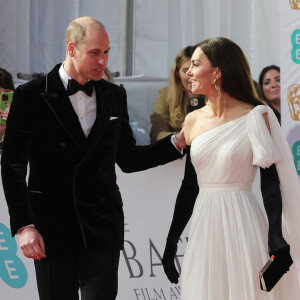 Chaque année, il arpentait le tapis rouge avec son épouse la princesse Kate mais pour raisons médicales, elle était absente de cette 77e édition
Le prince William, prince de Galles, et Catherine (Kate) Middleton, princesse de Galles, arrivent à la 76ème cérémonie des British Academy Film Awards (BAFTA) au Royal Albert Hall à Londres, le 19 février 2023.