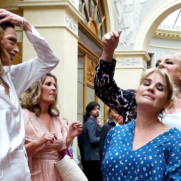 C'est au tour de Christine Citti de dévoiler le calvaire qu'elle a subi, des années durant, auprès de Médiapart.
Marianne James et Christine Citti - Défilé "Over Fifty... et alors !" à la galerie Vivienne à Paris le 17 Juin 2019. © Dominique Jacovides/Bestimage