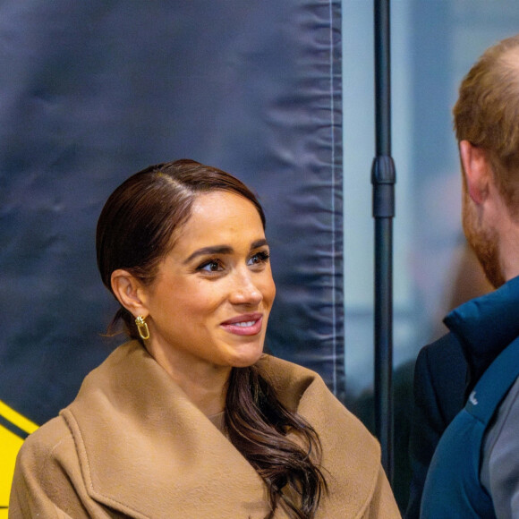 Le prince Harry, duc de Sussex et Meghan Markle, duchesse de Sussex, se joignent participent à un entraînement de curling aux Invictus Games Vancouver Whistler 2025, au Hillcrest Community Centre, Vancouver, Colombie-Britannique, Canada, le 16 février 2024.