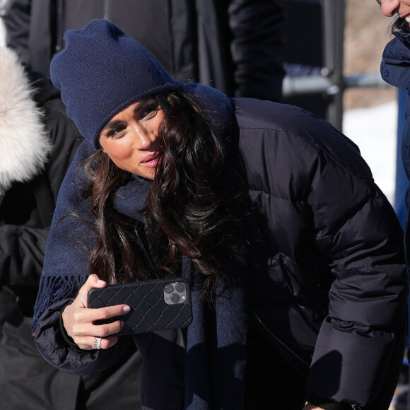 Le prince Harry fait du skeleton sous les yeux de Meghan Markle lors d'une visite au camp d'entrainement des athlètes des Invictus Games 2024 à Whistler en Colombie Britannique le 15 février 2024. 