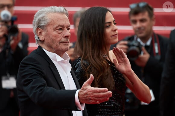D'après elle, sa relation privilégiée avec son père Alain Delon est à l'origine de cette querelle : "Je n'ai pas à payer pour ça. Anthony et Alain Fabien n'ont jamais eu le courage de l'affronter entre quatre yeux. Maintenant qu'il est diminué, ils s'en prennent à moi."
Alain Delon et sa fille Anouchka Delon lors de première du film "Une Vie Cachée Life" lors du 72ème Festival International du Film de Cannes, France, le 19 mai 2019. 