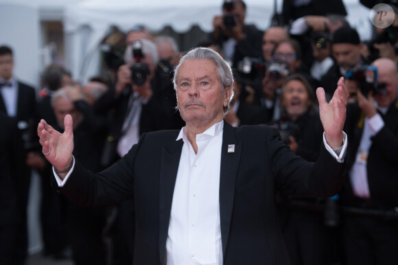 Alain Delon (Palme d'Or d'Honneur du 72ème festival de Cannes avec un badge Paris Match d'une ancienne couverture du magazine titrant "Alain Delon, mes deux amours, Rosalie et Anouchka) - Montée des marches du film "A Hidden Life" lors du 72ème Festival International du Film de Cannes. Le 19 mai 2019 