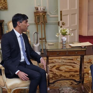 Le roi Charles III d'Angleterre, rencontre le Premier ministre britannique Rishi Sunak pour sa première audience en personne depuis le diagnostic de cancer du roi, au palais de Buckingham, à Londres, Royaume-Uni, le 21 février 2024. 