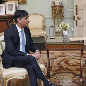 Le roi Charles III d'Angleterre, rencontre le Premier ministre britannique Rishi Sunak pour sa première audience en personne depuis le diagnostic de cancer du roi, au palais de Buckingham, à Londres, Royaume-Uni, le 21 février 2024. 