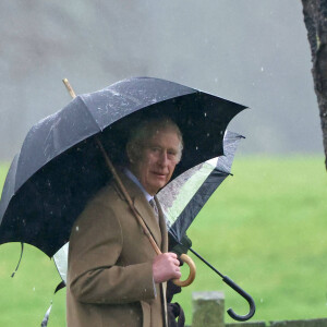 Le roi Charles III d'Angleterre et Camilla Parker Bowles, reine consort d'Angleterre, à la sortie de la messe du dimanche en l'église Sainte-Marie Madeleine à Sandringham. Le 18 février 2024 © Imago / Panoramic / Bestimage