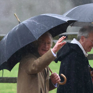 Le roi Charles III d'Angleterre et Camilla Parker Bowles, reine consort d'Angleterre, à la sortie de la messe du dimanche en l'église Sainte-Marie Madeleine à Sandringham. Le 18 février 2024 © Imago / Panoramic / Bestimage