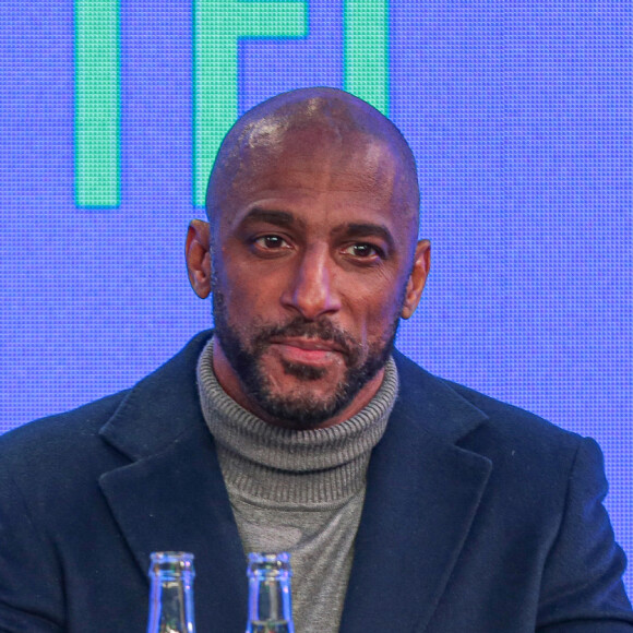 "Tu ne fais pas des compromis parce que les compromis, c'est quand tu te compromets, mais tu fais des ajustements",conclut-il
 
Stomy Bugsy - Rencontre avec l'équipe de la série "Léo Matteï" lors du Festival Séries Mania à Lille le 19 mars 2023. © Stéphan Vansteenkiste/Bestimage